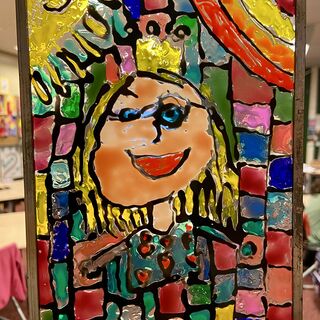 Farbenfrohes Window-Color-Bild mit einer blauäugigen Prinzessin, gelber Sonne und Regenbogen