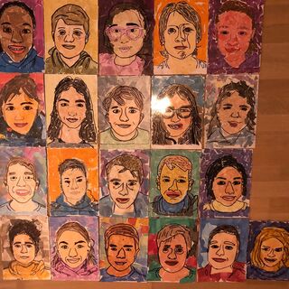 Farbenfrohe Porträts verschiedener Kinder, jeweils auf einer separaten Karte gemalt