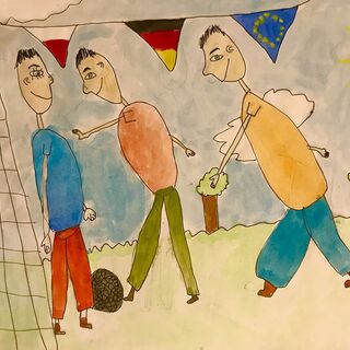 Drei Jungs spielen Fußball, über ihnen sind Wimpel in den Farben der Flaggen von Polen, Deutschland und Europa