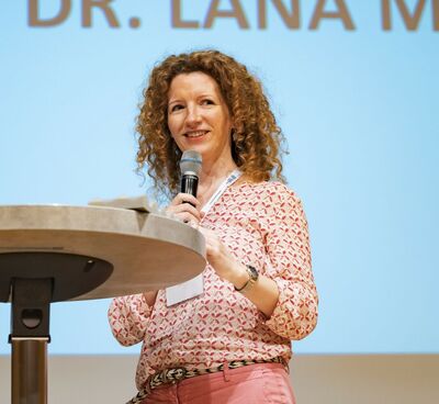 Dr. Lana Mayer hält einen Vortrag