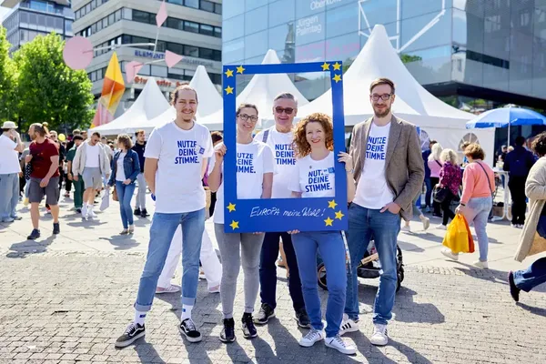 Fünfköpfiges Team des Europa Zentrums in Stuttgart beim Europa Aktionstag 2024