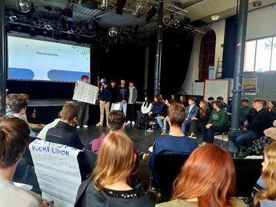 Seminare für Jugendliche und Erwachsene